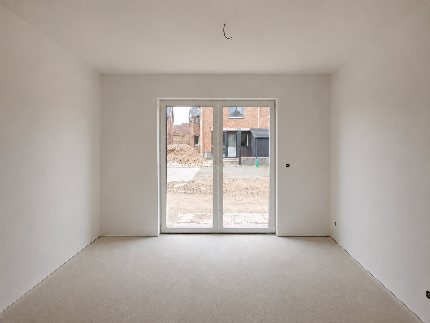 Na: strak gestucte, gladde muren en plafond