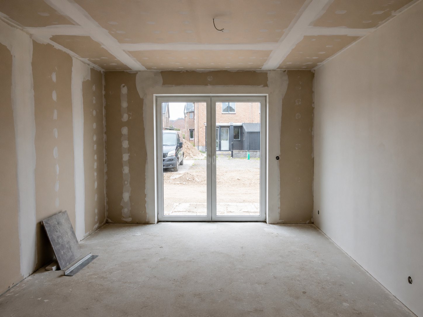 Voor: onafgewerkte ruwbouw met zichtbare voegen en kabels